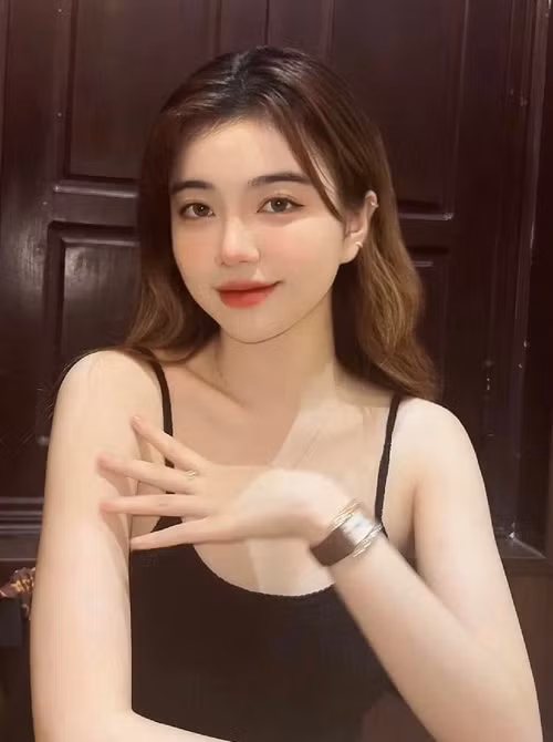 Cẩm Tú mặc ngày càng gợi cảm. Ảnh: FBNV.