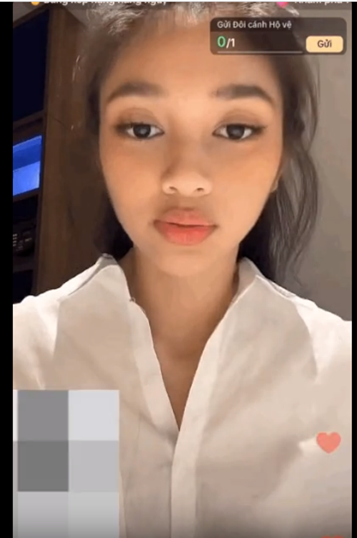 Trong livestream cách đây ít ngày, Minh Kiên được khán giả nhắc nhở để lộ nội y vì chiếc áo sơ mi có phần cổ sâu. Sau khi chỉnh sửa trang phục, nàng hậu gửi lời cảm ơn đến khán giả. Ảnh: Phụ Nữ Số.