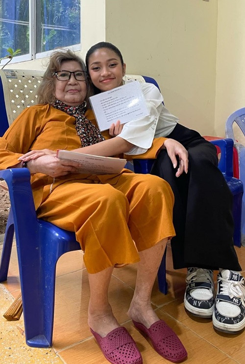 Người đẹp ghé thăm viện dưỡng lão nghệ sĩ. Ảnh: FBNV.