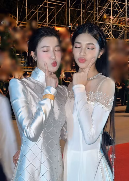 Minh Kiên diện áo dài trắng, đọ sắc cùng Á hậu Phương Nhi. Ảnh: FBNV.