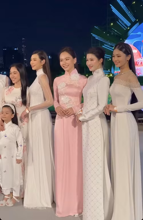 Tối ngày 6/8, Á hậu Huỳnh Minh Kiên (ngoài cùng bên phải) tham gia một chương trình tại TP HCM. Ảnh: Phụ Nữ Việt Nam.