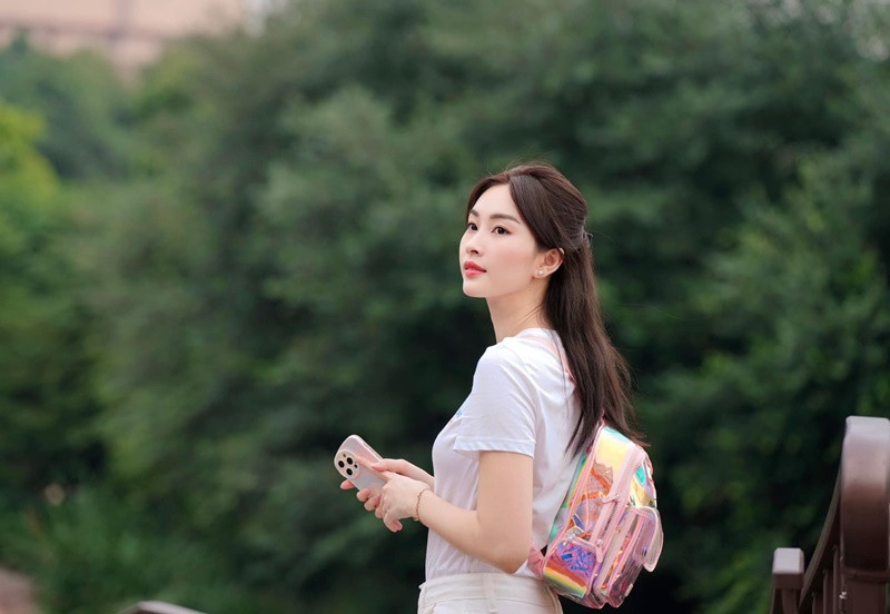 Nàng hậu tâm sự, cô đã từ bỏ nhiều cơ hội công việc trong showbiz, nơi ánh hào quang mà bao nhiêu cô gái hằng ao ước và danh hiệu hoa hậu mang lại chỉ để tập trung cho việc học tập.