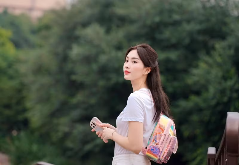 Nàng hậu tâm sự, cô đã từ bỏ nhiều cơ hội công việc trong showbiz, nơi ánh hào quang mà bao nhiêu cô gái hằng ao ước và danh hiệu hoa hậu mang lại chỉ để tập trung cho việc học tập.