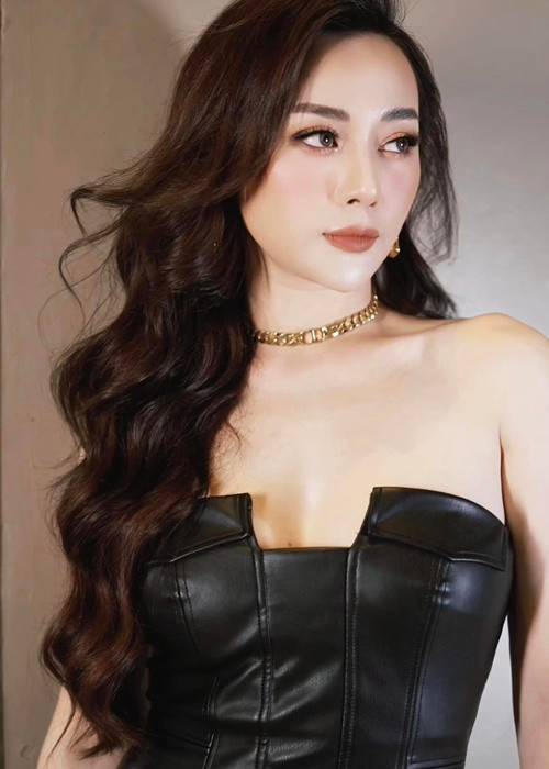 Ít ngày trước, nữ diễn viên phim Quỳnh búp bê đăng tải loạt ảnh gợi cảm. Cô diện váy cúp ngực bó sát khoe vóc dáng đồng hồ cát.