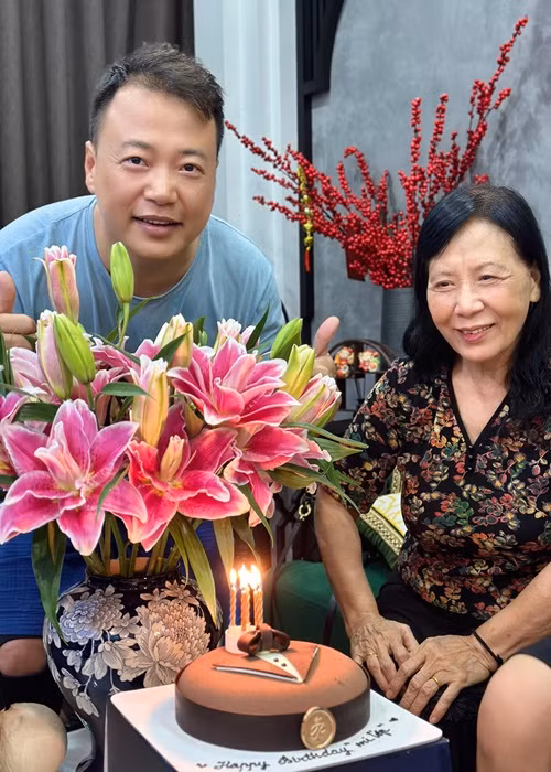 Ông xã Phương Oanh mừng sinh nhật bên mẹ đẻ.
