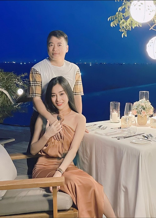 Shark Binh hanh phuc don sinh nhat ben vo tre Phuong Oanh