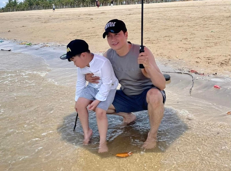 Nam diễn viên ly hôn lần 2 hồi năm 2019. Hậu chia tay, vợ cũ Việt Anh nuôi con trai. Nam diễn viên thăm con trai khi có thời gian rảnh. Ảnh: FBNV.