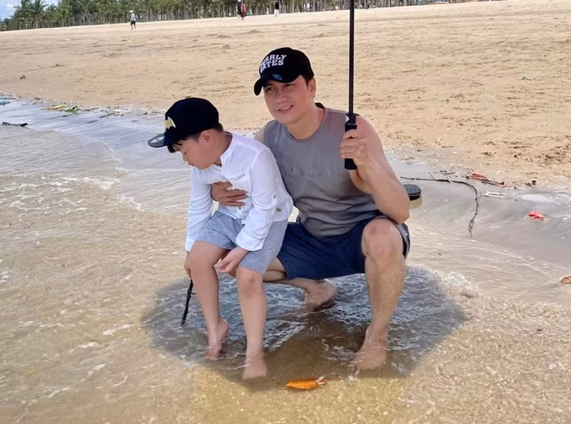 Nam diễn viên ly hôn lần 2 hồi năm 2019. Hậu chia tay, vợ cũ Việt Anh nuôi con trai. Nam diễn viên thăm con trai khi có thời gian rảnh. Ảnh: FBNV.