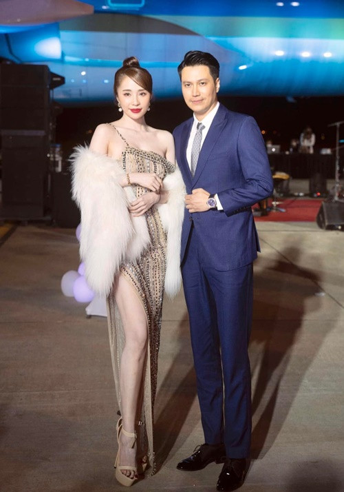 Nói về mối quan hệ với Việt Anh, Quỳnh Nga chia sẻ trên Vietnamnet: “Tôi hiện tại độc thân. Như vậy cũng là câu trả lời cho mối quan hệ của tôi và anh Việt Anh rồi đấy. Nếu tương lai chúng tôi có yêu nhau thật thì đúng là bình thường mà. Nhưng đó vẫn chỉ là chuyện tương lai. Còn hiện tại, cứ để tự nhiên, nhiều khi mọi người chú ý quá khiến chúng tôi gặp nhau, đi chơi cùng nhóm bạn cũng thấy ngại". Ảnh: FBNV.