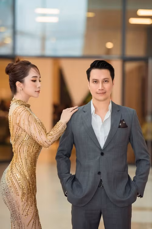 Sau khi ly hôn, Việt Anh vướng nghi vấn hẹn hò Quỳnh Nga vì cả hai thường xuyên cùng nhau xuất hiện tại các sự kiện, bữa tiệc. Ảnh: FBNV.