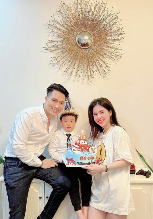 Mới đây, Việt Anh gây chú ý khi bị vợ cũ Hương Trần tố không hỏi han, chu cấp cho con trai chung trong một năm qua. Ảnh: FBNV.