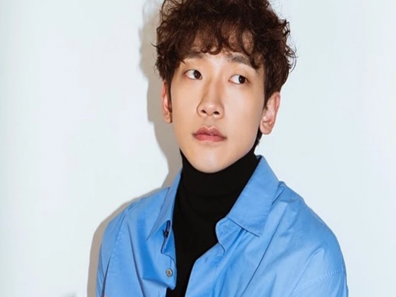 Trước ý kiến cho rằng quy tắc đặc biệt được ban hành để biệt đãi Bi Rain, Cục Quản lý di sản văn hóa Hàn Quốc cho biết, màn trình diễn của Bi Rain trong Nhà Xanh đã được thảo luận từ ủy ban chuyển tiếp của tổng thống nên không thể tránh khỏi việc đưa ra ngoại lệ để hợp thức hóa việc quay phim. Ảnh: Người Lao Động.