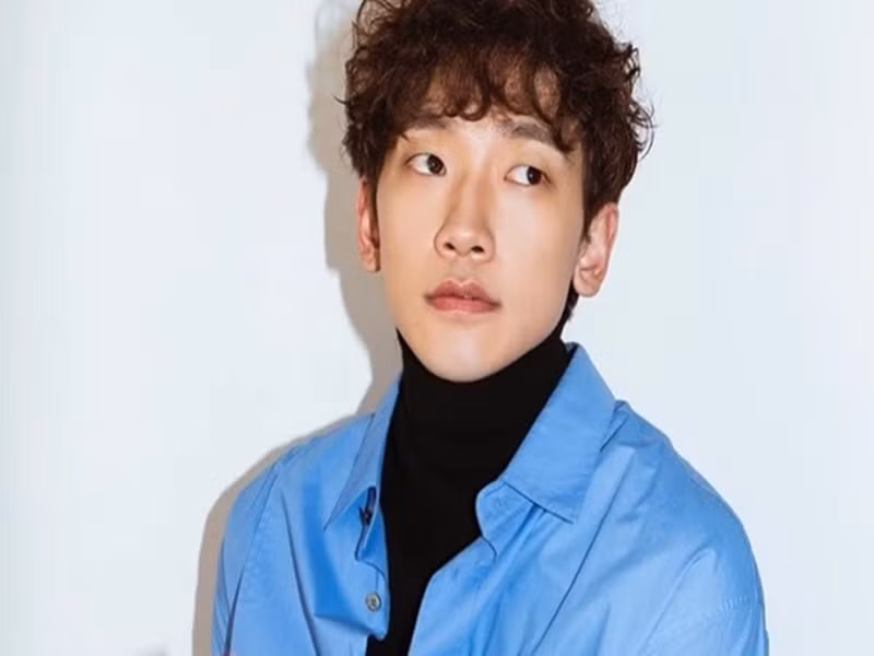 Trước ý kiến cho rằng quy tắc đặc biệt được ban hành để biệt đãi Bi Rain, Cục Quản lý di sản văn hóa Hàn Quốc cho biết, màn trình diễn của Bi Rain trong Nhà Xanh đã được thảo luận từ ủy ban chuyển tiếp của tổng thống nên không thể tránh khỏi việc đưa ra ngoại lệ để hợp thức hóa việc quay phim. Ảnh: Người Lao Động.