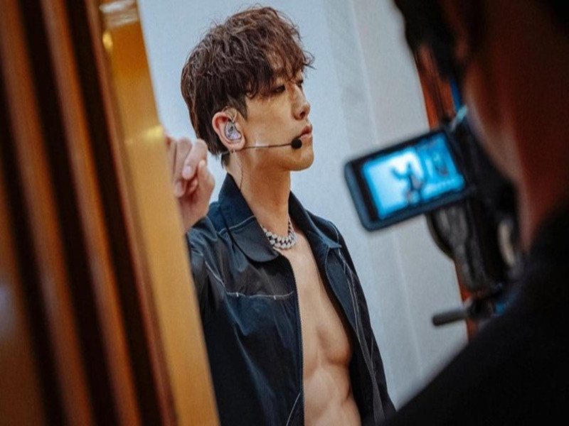 Nam ca sĩ từng bị tố được biệt đãi khi quay phim ở Nhà Xanh. Theo Người Lao Động tháng 10/2022, đài truyền hình KBS đưa tin, Cục Quản lý di sản văn hóa Hàn Quốc đã ban hành lệnh cấm quay phim quảng cáo trong Nhà Xanh từ 12/6. Bi Rain đã xin giấy phép quay phim tại đây vào ngày 10/6 và tiến hành quay ngày 17/6. Để Bi Rain có thể được phép quay ở Nhà Xanh hợp pháp, một quy tắc đặc biệt ban hành, theo đó các điều lệ liên quan lệnh cấm sẽ được áp dụng triệt để cho những đơn xin giấy phép nộp sau ngày 20/6. Ảnh: Người Lao Động.