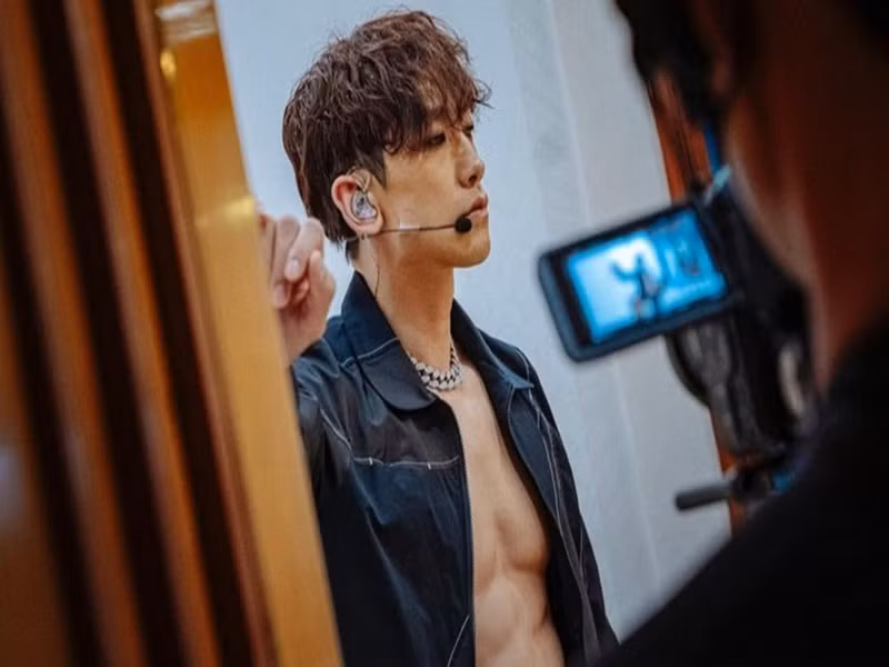 Nam ca sĩ từng bị tố được biệt đãi khi quay phim ở Nhà Xanh. Theo Người Lao Động tháng 10/2022, đài truyền hình KBS đưa tin, Cục Quản lý di sản văn hóa Hàn Quốc đã ban hành lệnh cấm quay phim quảng cáo trong Nhà Xanh từ 12/6. Bi Rain đã xin giấy phép quay phim tại đây vào ngày 10/6 và tiến hành quay ngày 17/6. Để Bi Rain có thể được phép quay ở Nhà Xanh hợp pháp, một quy tắc đặc biệt ban hành, theo đó các điều lệ liên quan lệnh cấm sẽ được áp dụng triệt để cho những đơn xin giấy phép nộp sau ngày 20/6. Ảnh: Người Lao Động.