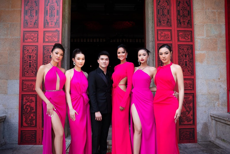 Bảo Hoàng đồng hành cùng các người đẹp như: H'hen Niê tại Hoa hậu Hoàn vũ Thế giới 2018, Khánh Vân tại Hoa hậu Hoàn vũ Thế giới 2020, Kim Duyên tại Hoa hậu Hoàn vũ Thế giới 2021. Ảnh: FBNV.