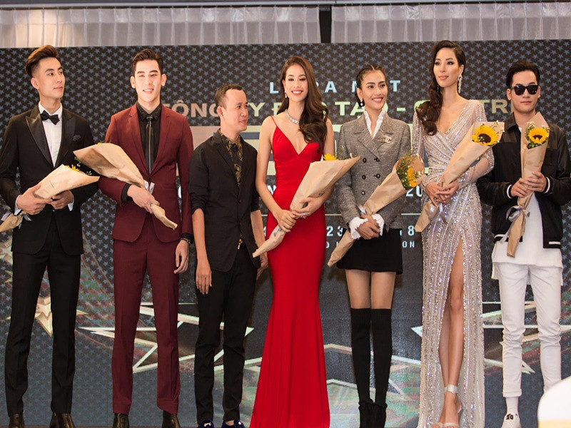 Theo Dân Việt, Phúc Nguyễn bắt đầu làm công việc đào tạo người đẹp khi làm ông bầu cho Huỳnh Phạm Ngọc. Nhờ Phúc Nguyễn giúp đỡ, Huỳnh Phạm Ngọc giành giải bạc Siêu mẫu Việt Nam 2005. Ngoài Huỳnh Phạm Ngọc, Phúc Nguyễn còn từng hỗ trợ Phạm Hương, Trương Thị May, Hoàng Mỹ, Ngọc Tình. Ảnh: FBNV.