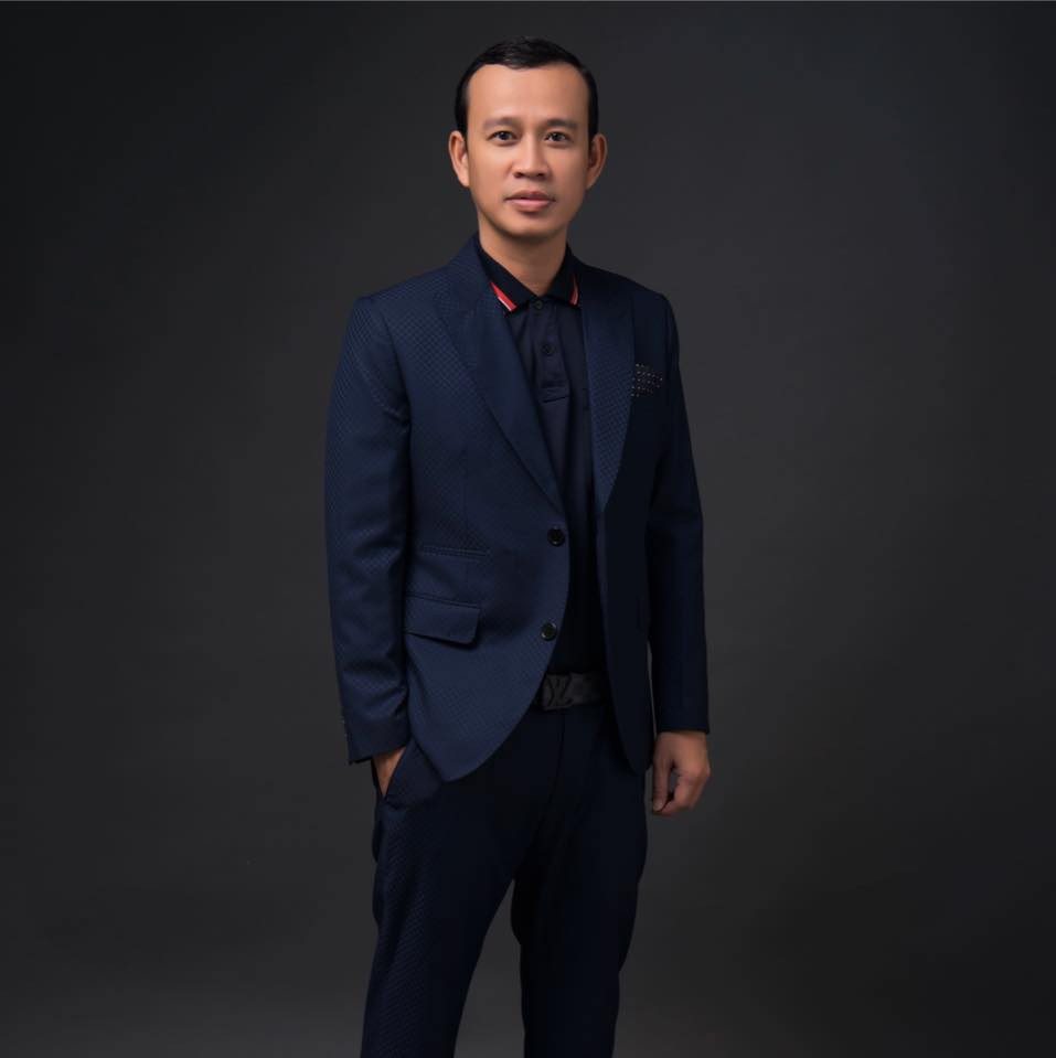 Sau khi giành giải nhất trong một cuộc thi tạo mẫu tóc toàn quốc năm 2004, Phúc Nguyễn bắt đầu công việc bầu show quản lý người đẹp. Thời điểm năm 2004, ít người biết đến công việc đào tạo huấn luyện người đẹp. Ảnh: FBNV.