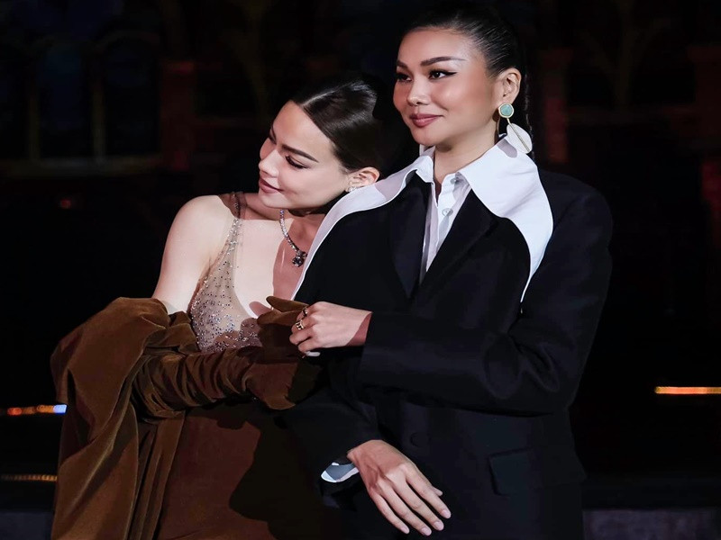 Thanh Hằng từng rủ Hồ Ngọc Hà cùng tổ chức đám cưới. Tổ Quốc dẫn lời nữ người mẫu: “Nếu mà tôi đám cưới thì bà cũng sẽ tổ chức cùng. Tôi nghĩ là điều này Kim Lý cũng rất là hạnh phúc”. Hà Hồ đáp lại: "Bà tổ chức thì tôi tổ chức chứ ngại ngùng gì". Kim Lý và Hồ Ngọc Hà dự kiến làm đám cưới vào đầu năm 2024. Ảnh: FBNV.