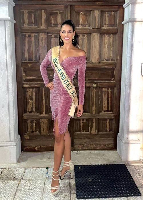 Andrea sinh ra ở Venezuela, mang hai dòng máu Italy - Venezuela. Cô là người mẫu, vũ công và vận động viên bóng chuyền chuyên nghiệp. Andrea nói được tiếng Tây Ban Nha, tiếng Italy và tiếng Anh. Ảnh: FBNV.