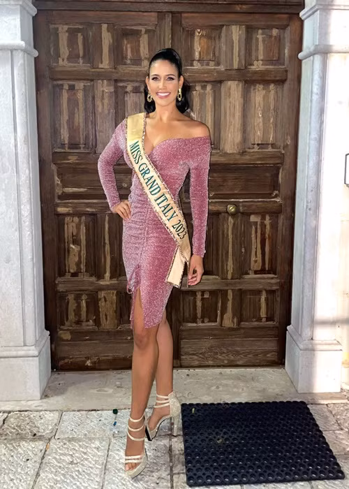 Andrea sinh ra ở Venezuela, mang hai dòng máu Italy - Venezuela. Cô là người mẫu, vũ công và vận động viên bóng chuyền chuyên nghiệp. Andrea nói được tiếng Tây Ban Nha, tiếng Italy và tiếng Anh. Ảnh: FBNV.