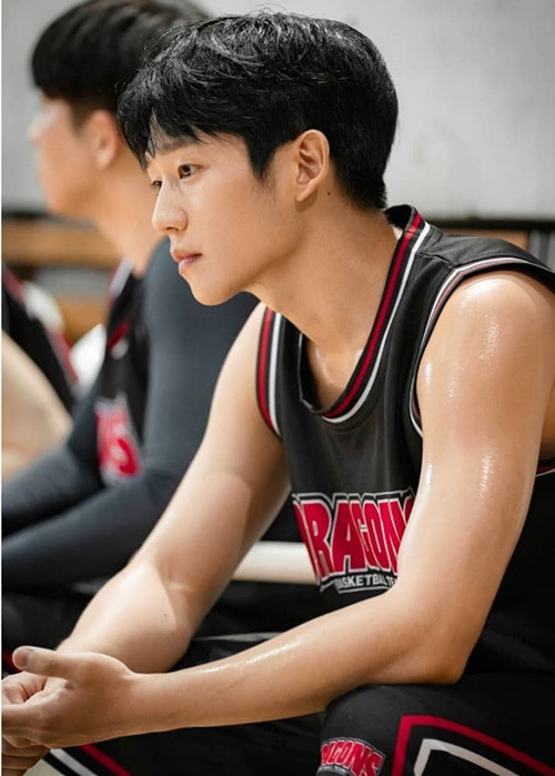 Lợi thế của nam diễn viên phim Chị đẹp mua cơm ngon cho tôi là sự cố gắng và ngoại hình điển trai. Ảnh: Instagram.