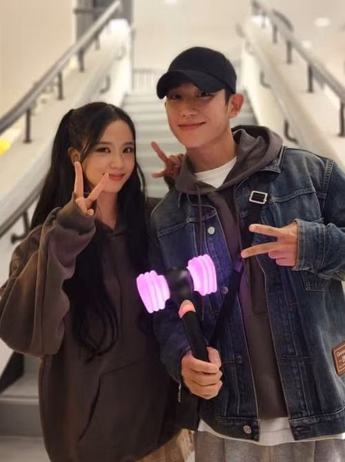 Trước đó, thành viên nhóm BlackPink vướng nghi vấn yêu Jung Hae In. Cả hai từng cùng đóng phim Snowdrop. Ảnh: Instagram.