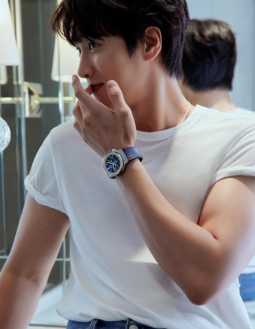 Ahn Bo Hyun cũng lần đầu tiên xác nhận mối quan hệ tình cảm sau hơn 10 năm vào showbiz. Ảnh: Instagram.