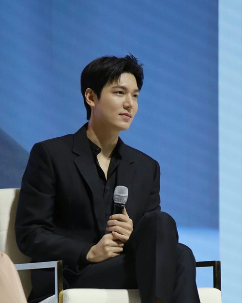 Ngoài Suzy, nam diễn viên Lee Min Ho từng công khai hẹn hò “nữ hoàng dao kéo” Park Min Young. Ảnh: Instagram.