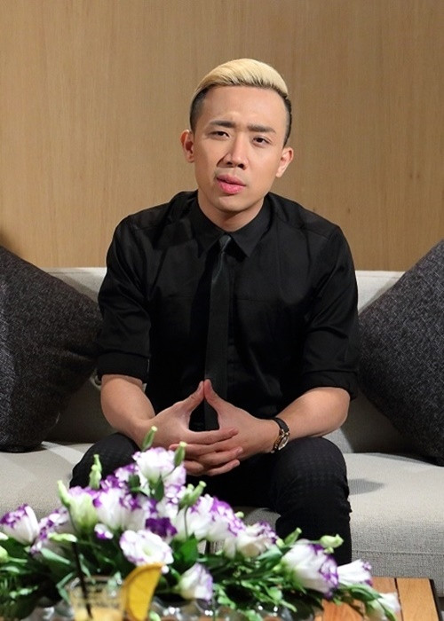 Trong chương trình Lần đầu tôi kể, nam MC chia sẻ về việc học hành chính quy dang dở nhưng sau đó vẫn nổi tiếng. “Tồn tại cái tên Trấn Thành ngày hôm nay là do có một sinh viên bị đuổi học giữa chừng. Tuy nhiên, tôi đủ rảnh và siêng để theo diễn viên Hữu Nghĩa đến sân khấu xem tất cả các vở diễn, tất cả các loại vai một cách say sưa đến thuộc lòng”, Dân Việt dẫn lời Trấn Thành. Ảnh: Dân Việt.