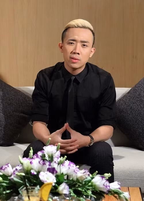 Trong chương trình Lần đầu tôi kể, nam MC chia sẻ về việc học hành chính quy dang dở nhưng sau đó vẫn nổi tiếng. “Tồn tại cái tên Trấn Thành ngày hôm nay là do có một sinh viên bị đuổi học giữa chừng. Tuy nhiên, tôi đủ rảnh và siêng để theo diễn viên Hữu Nghĩa đến sân khấu xem tất cả các vở diễn, tất cả các loại vai một cách say sưa đến thuộc lòng”, Dân Việt dẫn lời Trấn Thành. Ảnh: Dân Việt.