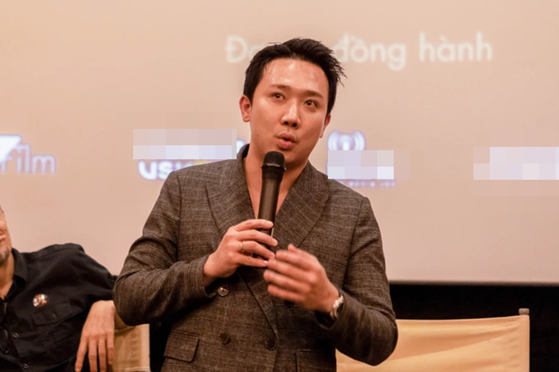 Ngày 16/8, Trấn Thành làm khách mời của một sự kiện về diễn xuất do Kathy Uyên tổ chức. Trong chương trình, nam MC chia sẻ: “Sinh viên Việt Nam thiệt thòi, thiếu thốn vì không có đơn vị đào tạo chính thống, dùng từ dễ hiểu nhất là ra hồn. Nếu được đào tạo, cọ xát mình mới biết bản thân tới đâu vì nghề này rất chua chát". Ảnh: Dân Trí.