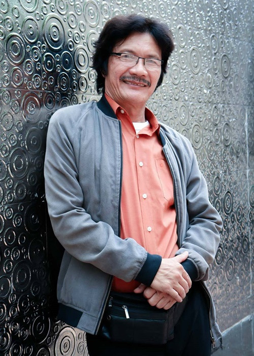 “Lần nào trả bài Trấn Thành cũng được khen. Trấn Thành lại hay giúp đỡ bạn bè trong lớp, hay bao biện. Ngoài bài của mình, Thành thường giúp bạn. Ai nhờ cái gì Thành cũng làm, ai nhờ đóng vai gì cũng đóng. Thậm chí, em ấy còn đứng ra chỉ trỏ cho người ta luôn”, nghệ sĩ Công Ninh chia sẻ trên Zing. Ảnh: Dân Việt.