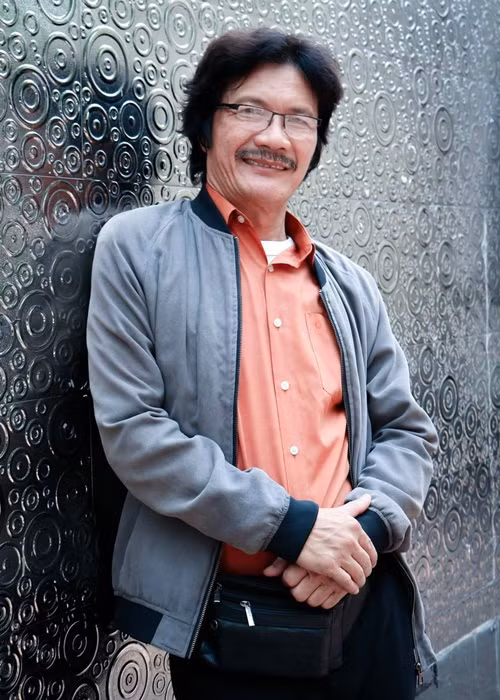 “Lần nào trả bài Trấn Thành cũng được khen. Trấn Thành lại hay giúp đỡ bạn bè trong lớp, hay bao biện. Ngoài bài của mình, Thành thường giúp bạn. Ai nhờ cái gì Thành cũng làm, ai nhờ đóng vai gì cũng đóng. Thậm chí, em ấy còn đứng ra chỉ trỏ cho người ta luôn”, nghệ sĩ Công Ninh chia sẻ trên Zing. Ảnh: Dân Việt.