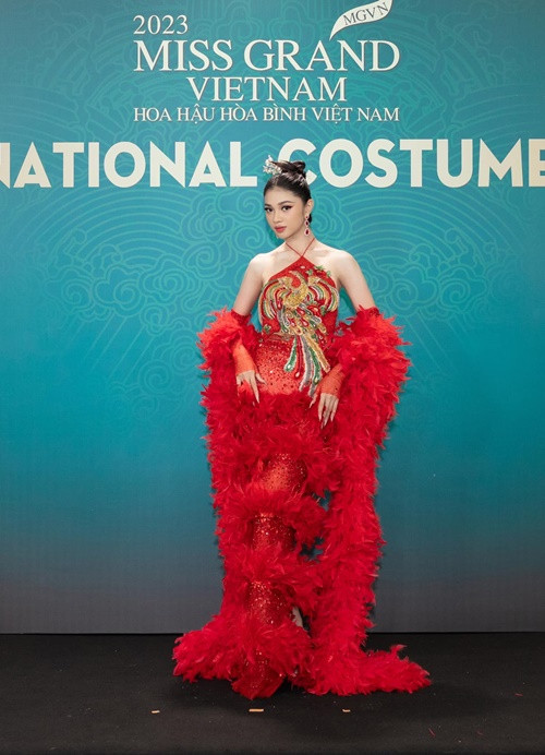 "Em đã chia sẻ trên truyền thông rằng mẹ em là người giúp việc. Mẹ em là người giúp việc không sai nhưng để mẹ làm giúp việc suốt đời thì là em sai. Em sẽ lo lắng cho gia đình nhiều hơn, không chỉ tiền thưởng mà cả những số tiền sạch mà em tạo ra bằng chính công việc của mình", nàng hậu chia sẻ trên Phụ Nữ Số.