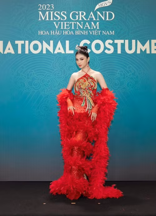 "Em đã chia sẻ trên truyền thông rằng mẹ em là người giúp việc. Mẹ em là người giúp việc không sai nhưng để mẹ làm giúp việc suốt đời thì là em sai. Em sẽ lo lắng cho gia đình nhiều hơn, không chỉ tiền thưởng mà cả những số tiền sạch mà em tạo ra bằng chính công việc của mình", nàng hậu chia sẻ trên Phụ Nữ Số.