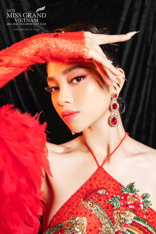 Với vai trò á hậu, Minh Kiên cố gắng giữ gìn hình ảnh, cẩn trọng phát ngôn.