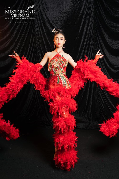 Nàng hậu gốc Ninh Thuận được nhận xét hát hay. Khi được hỏi về việc sẽ đi theo hướng phát triển như Kiều Loan, Minh Kiên cho biết: "Nói về hát hay thì có rất nhiều người hát hay. Nhưng trong tương lai, nếu định hướng được bản thân theo lối riêng đó, tôi nghĩ bản thân phải trau dồi nhiều hơn mới xứng đáng với danh xưng ca sĩ. Hiện tại, tôi cũng chưa biết trước được mình có trở thành ca sĩ trong tương lai hay không nhưng nếu hữu duyên, tôi sẽ theo đuổi con đường đó".