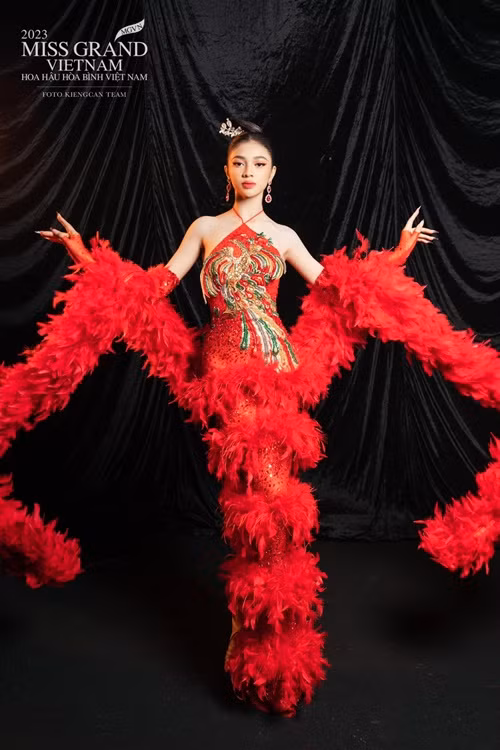 Nàng hậu gốc Ninh Thuận được nhận xét hát hay. Khi được hỏi về việc sẽ đi theo hướng phát triển như Kiều Loan, Minh Kiên cho biết: "Nói về hát hay thì có rất nhiều người hát hay. Nhưng trong tương lai, nếu định hướng được bản thân theo lối riêng đó, tôi nghĩ bản thân phải trau dồi nhiều hơn mới xứng đáng với danh xưng ca sĩ. Hiện tại, tôi cũng chưa biết trước được mình có trở thành ca sĩ trong tương lai hay không nhưng nếu hữu duyên, tôi sẽ theo đuổi con đường đó".