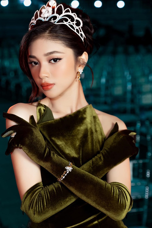 Tham gia các sự kiện, Minh Kiên được ê-kíp chăm chút vẻ ngoài. 