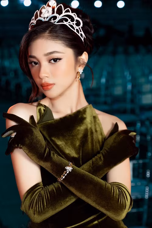 Tham gia các sự kiện, Minh Kiên được ê-kíp chăm chút vẻ ngoài. 