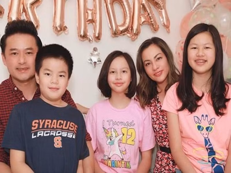 Hậu ly hôn doanh nhân Đức An, Ngọc Thúy gắn bó với luật sư Trường. Cặp đôi đính hôn vào năm 2015. 1 năm sau đó, Ngọc Thúy tổ chức đám cưới. Nữ người mẫu có một cậu con trai chung với luật sư Trường. Ảnh: Công Lý Và Xã Hội.