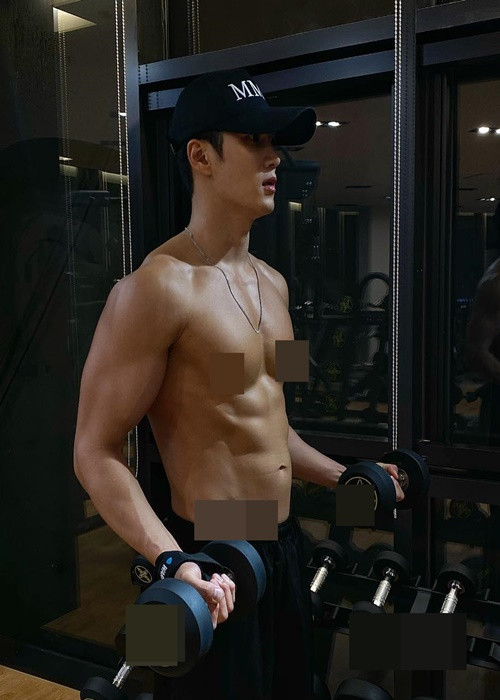 Nam diễn viên phim Hậu duệ mặt trời còn có thân hình cơ bắp. Ảnh: Instagram.