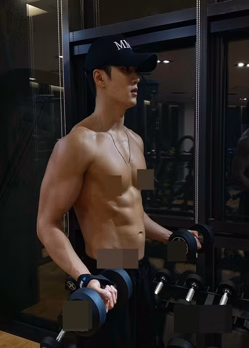 Nam diễn viên phim Hậu duệ mặt trời còn có thân hình cơ bắp. Ảnh: Instagram.