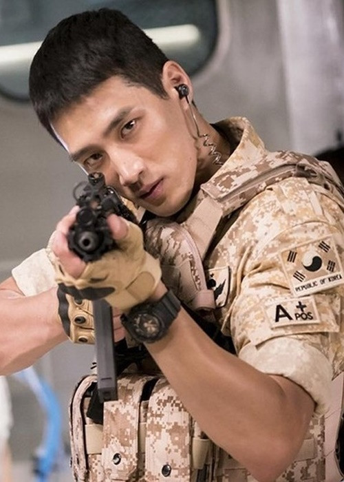 Ahn Bo Hyun đóng trung sĩ Im Kwang Nam trong bộ phim truyền hình Hậu duệ mặt trời phát sóng năm 2016. Ảnh: Vietnamnet.