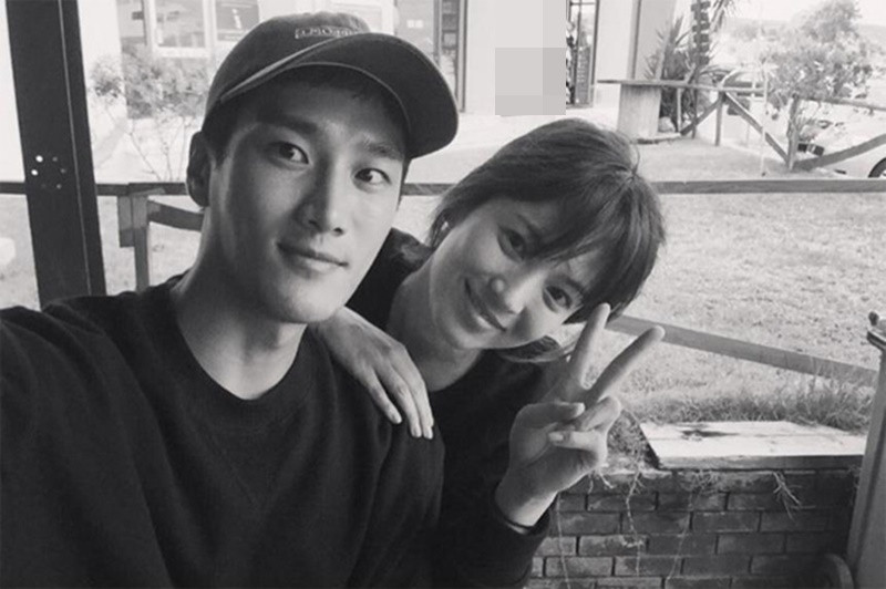 Ahn Bo Hyun thừa nhận, anh rung động với Song Hye Kyo ngay từ cái nhìn đầu tiên khi đóng Hậu duệ mặt trời. Nam diễn viên đã mạnh dạn thổ lộ tình cảm dành cho đàn chị trong bữa tiệc tối của đoàn làm phim. Tuy nhiên, thời điểm đó, Song Hye Kyo nảy sinh tình cảm với Song Joong Ki. Ảnh: Vietnamnet.