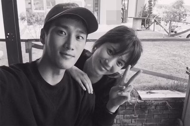 Ahn Bo Hyun thừa nhận, anh rung động với Song Hye Kyo ngay từ cái nhìn đầu tiên khi đóng Hậu duệ mặt trời. Nam diễn viên đã mạnh dạn thổ lộ tình cảm dành cho đàn chị trong bữa tiệc tối của đoàn làm phim. Tuy nhiên, thời điểm đó, Song Hye Kyo nảy sinh tình cảm với Song Joong Ki. Ảnh: Vietnamnet.