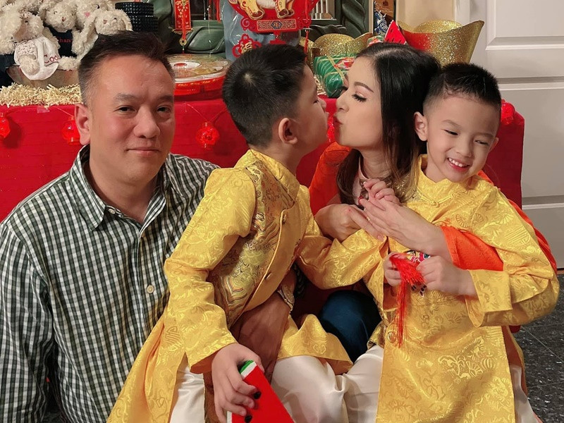 Phạm Thanh Thảo chăm sóc nhà cửa, đưa đón con đi học, nấu ăn. Khi rảnh rỗi, cô đi mua sắm hoặc đến spa chăm sóc sắc đẹp. Ảnh: FBNV.