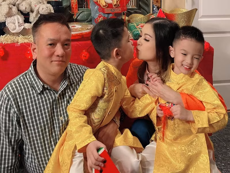 Phạm Thanh Thảo chăm sóc nhà cửa, đưa đón con đi học, nấu ăn. Khi rảnh rỗi, cô đi mua sắm hoặc đến spa chăm sóc sắc đẹp. Ảnh: FBNV.