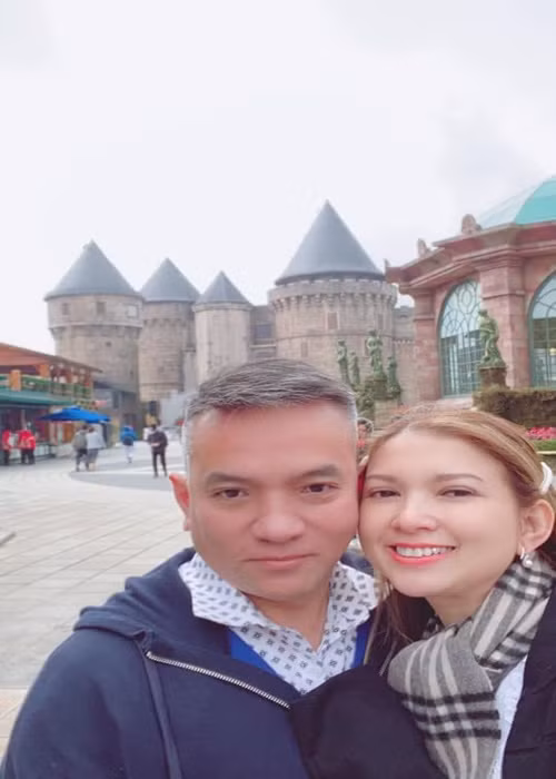 Trong 8 năm qua, Phạm Thanh Thảo cùng chồng thi thoảng về nước thăm người thân, bạn bè và đi làm từ thiện. Ảnh: FBNV.